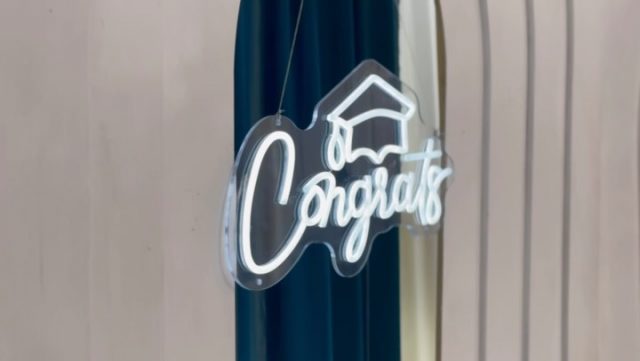 🎓Detrás de este día de graduación hay dos años de sacrificios reales. 

Mientras la mayoría de la gente descansaba o dormía los domingos, nuestros alumnos decidieron madrugar. 

Cambiaron las mañanas libres por la constancia y el esfuerzo de aprender, viniendo incluso desde diferentes ciudades y lugares lejanos, superando distancias solo por su compromiso con el saber.📖 

El camino del conocimiento no termina con un diploma. 
Este es solo el primer paso. 

Os animamos a no dejar nunca este camino; seguid buscando, creciendo y aplicando lo aprendido en vuestro día a día. 

El saber es una luz que nunca debe apagarse.✨ 

¡Enhorabuena por vuestra perseverancia! 

Que Allah recompense cada kilómetro recorrido, cada madrugón y cada paso que disteis hacia las clases.

Gracias por el espacio y por el maravilloso trato✨ @kasar_ahlam 

#Éxito #graduación #islam #ummah