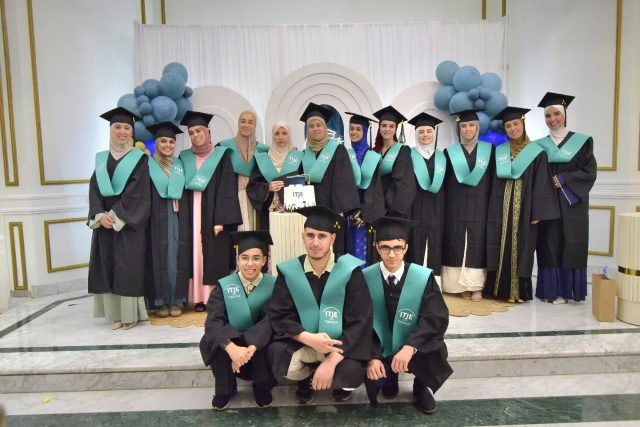 ✨ Un pequeño adelanto de una tarde que quedará para siempre en nuestros corazones. 🤍

Hoy compartimos algunos de los momentos más especiales de nuestra graduación, una celebración llena de emoción, sonrisas, aprendizaje y gratitud.

Ver a nuestros alumnos crecer, esforzarse y dar este paso es un regalo inmenso. Pedimos a Allah ﷻ que acepte sus esfuerzos, aumente su conocimiento beneficioso, fortalezca su fe y les conceda un futuro lleno de barakah. 

 Esto es solo una pequeña parte de todo lo que vivimos… ¡muy pronto compartiremos más momentos! 🌸